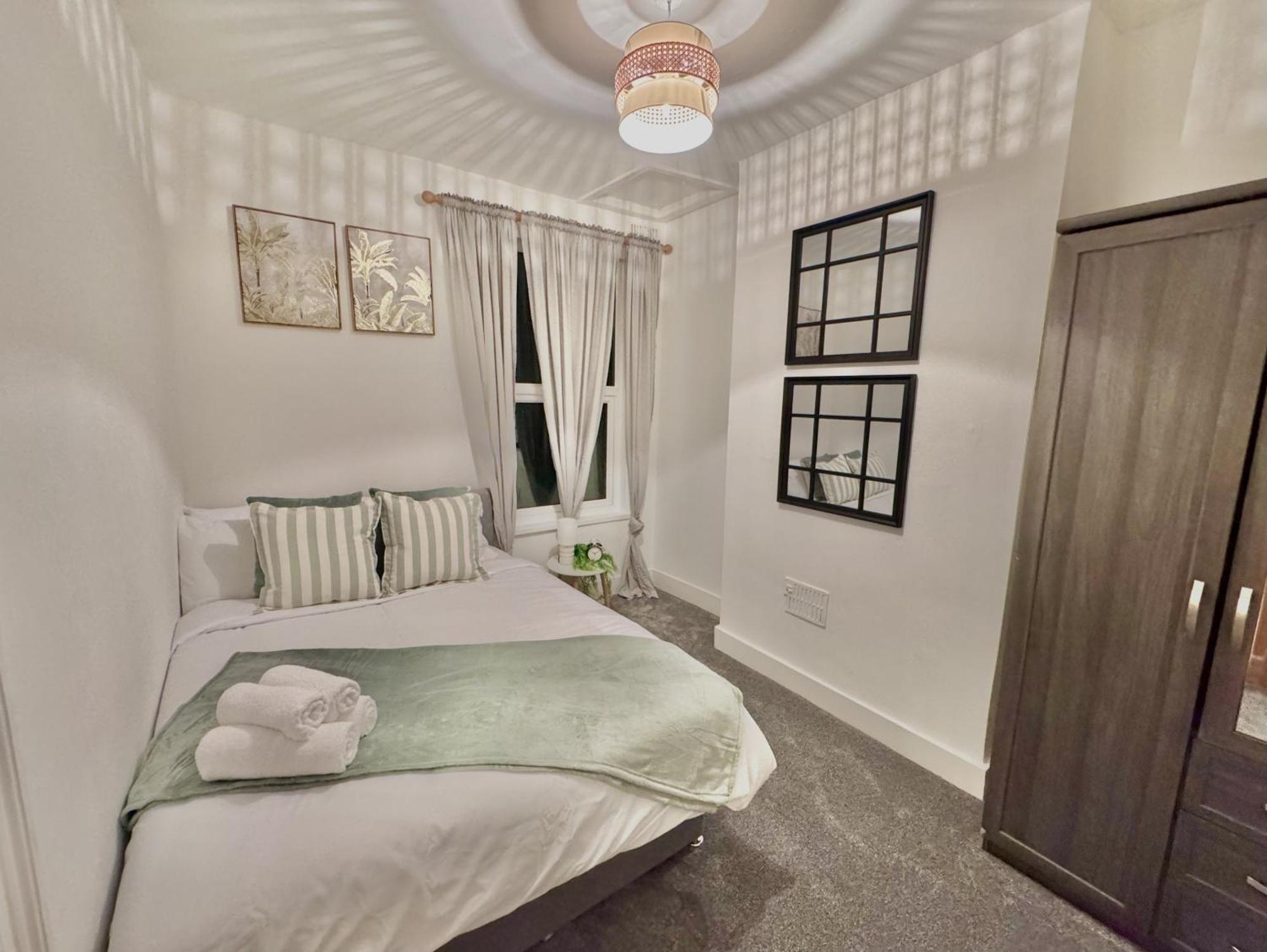 Spacious 3 Bedroom House Near London, O2, Excel, Stratford, Tube Station & Parking Available Case de vacanță *