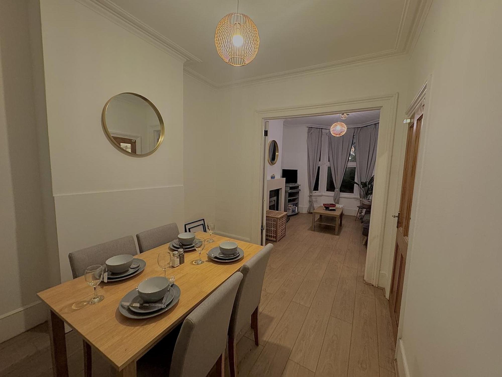 Spacious 3 Bedroom House Near London, O2, Excel, Stratford, Tube Station & Parking Available Case de vacanță *