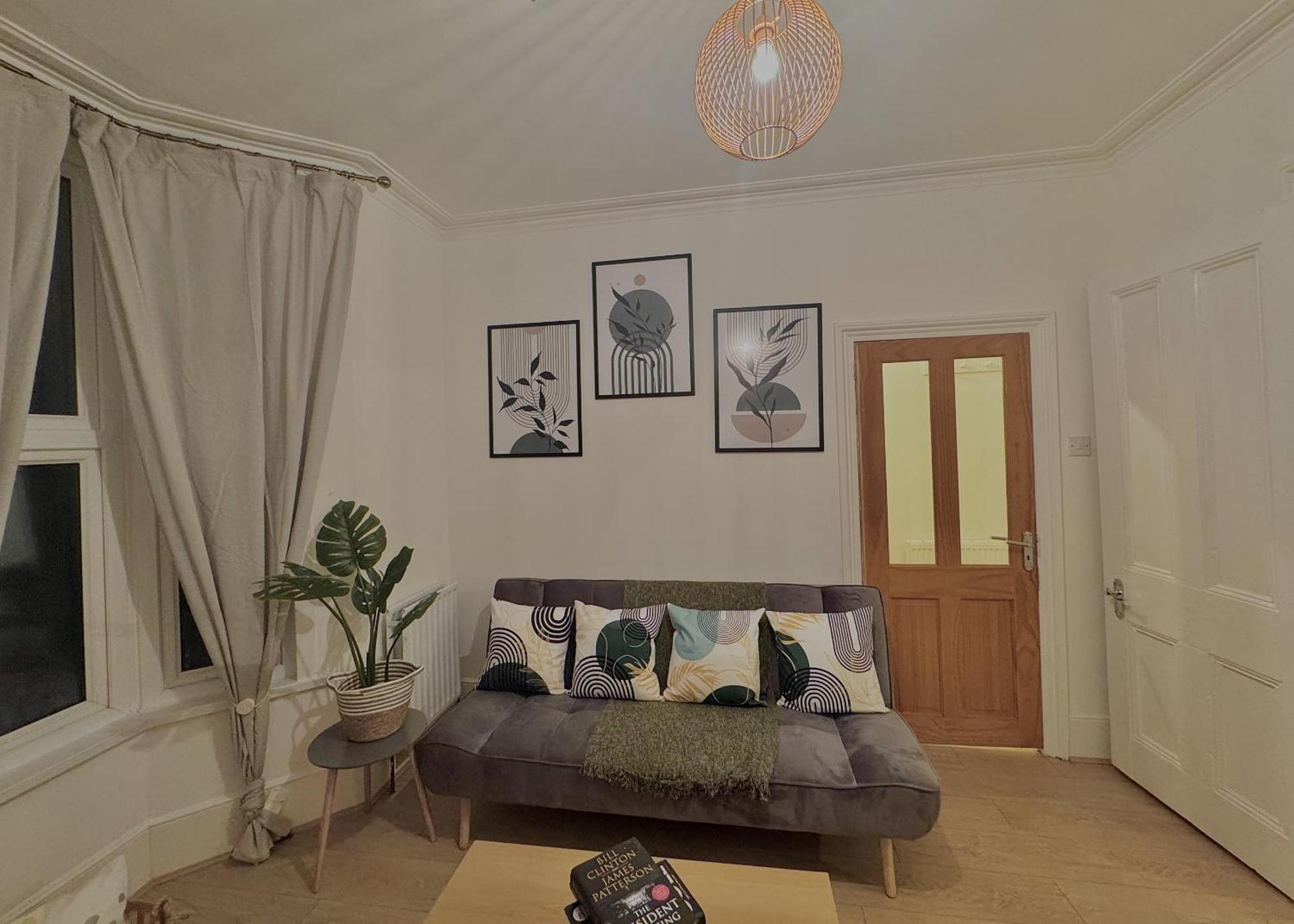 Case de vacanță Spacious 3 Bedroom House Near London, O2, Excel, Stratford, Tube Station & Parking Available *