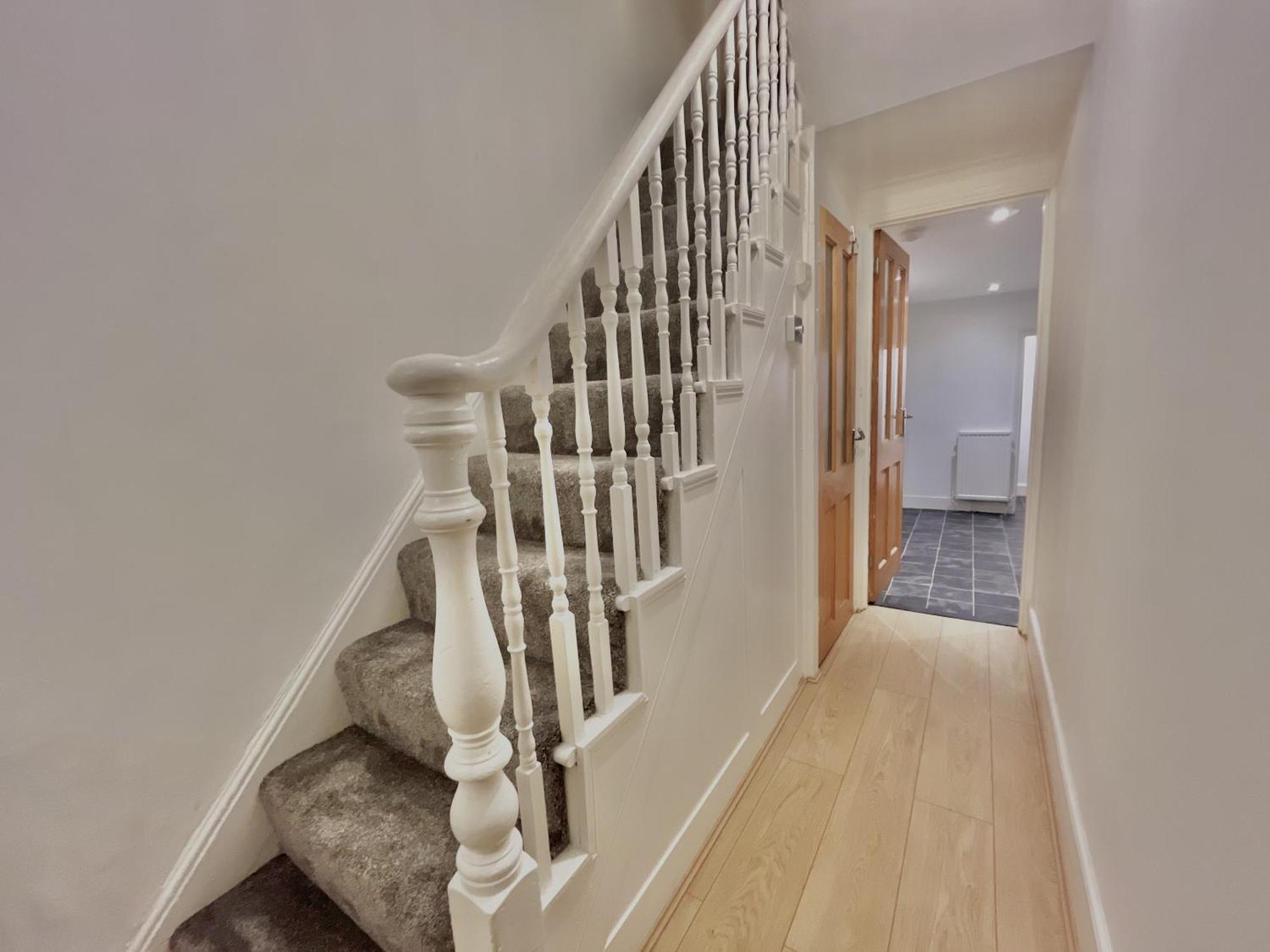 Spacious 3 Bedroom House Near London, O2, Excel, Stratford, Tube Station & Parking Available Londra