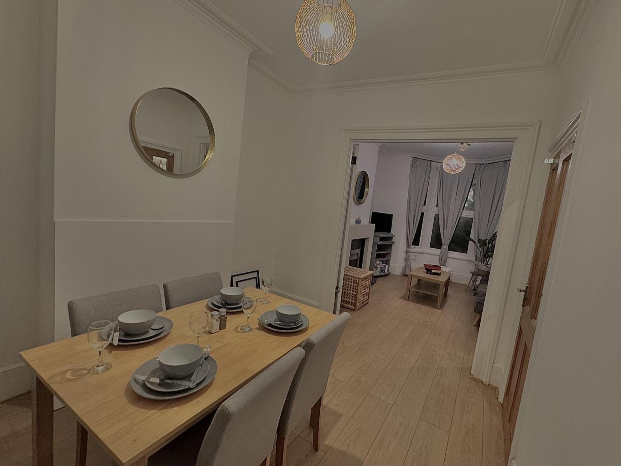Spacious 3 Bedroom House Near London, O2, Excel, Stratford, Tube Station & Parking Available Case de vacanță *