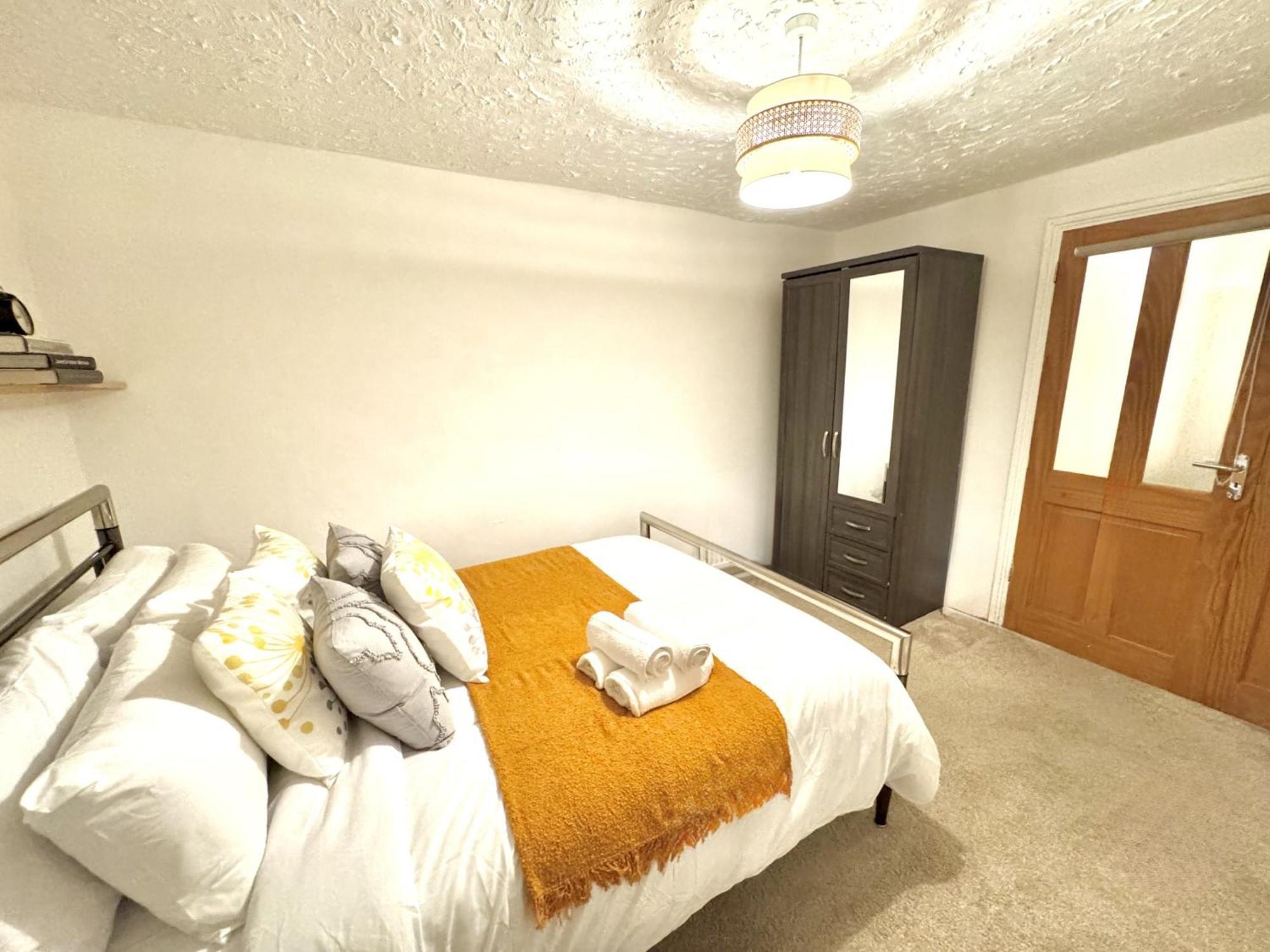 Spacious 3 Bedroom House Near London, O2, Excel, Stratford, Tube Station & Parking Available Londra