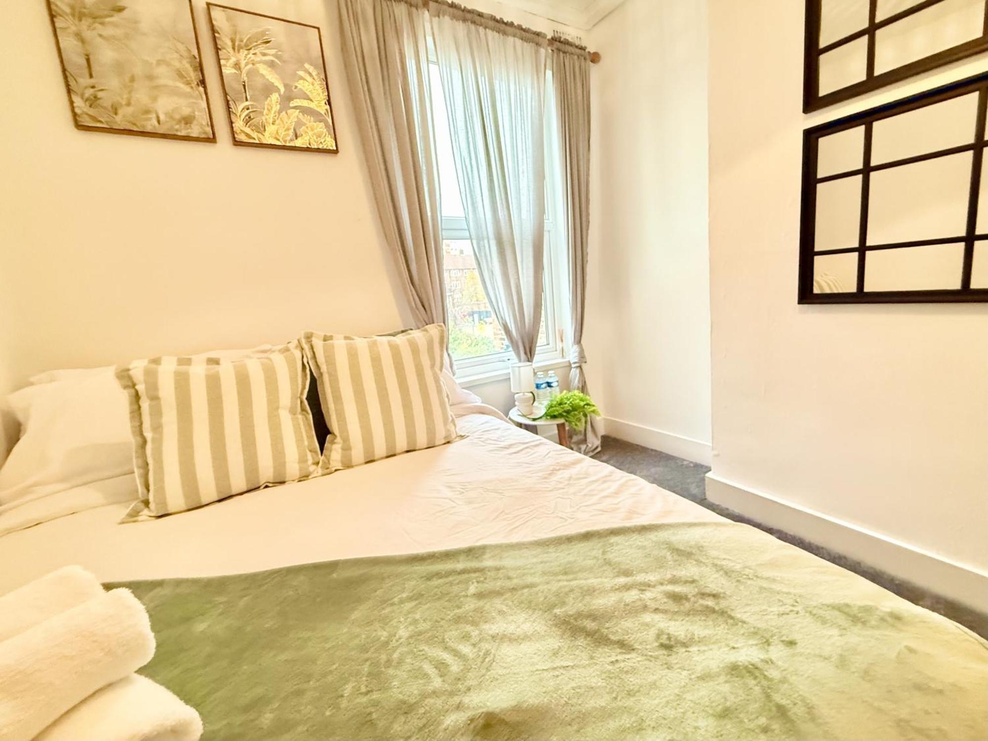 Spacious 3 Bedroom House Near London, O2, Excel, Stratford, Tube Station & Parking Available Case de vacanță Londra