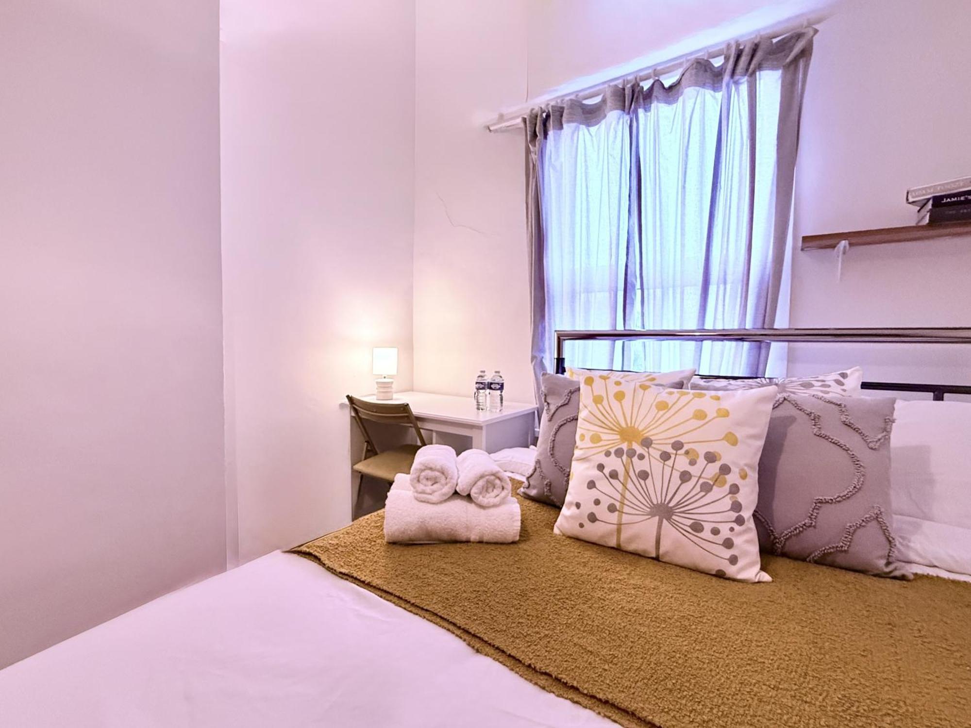 Spacious 3 Bedroom House Near London, O2, Excel, Stratford, Tube Station & Parking Available Case de vacanță Londra
