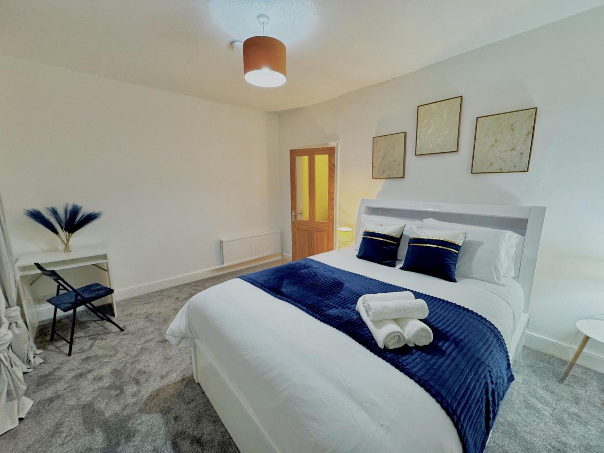 Case de vacanță Spacious 3 Bedroom House Near London, O2, Excel, Stratford, Tube Station & Parking Available