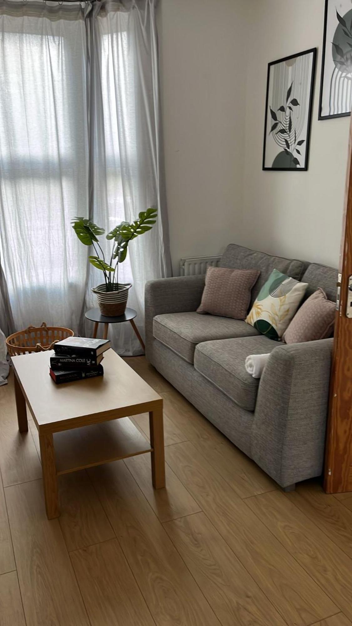 Spacious 3 Bedroom House Near London, O2, Excel, Stratford, Tube Station & Parking Available Casa vacanze *